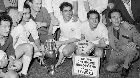 Jugadores del Real Madrid celebrando la Copa de Campeones (1956).