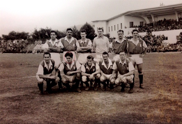 Santa Fe en 1950. Arriba, de izquierda a derecha: Benegas, Perucca, Mioti, Chamorro, Arnadlo y Tachero Martínez. Abajo, en el mismo orden: Contreras, Rial, Pontoni, Fernández y Mitten.